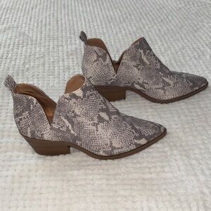👢✨ EUC Universal Thread Snakeskin Ankle Booties | Size 7 | ✨👢